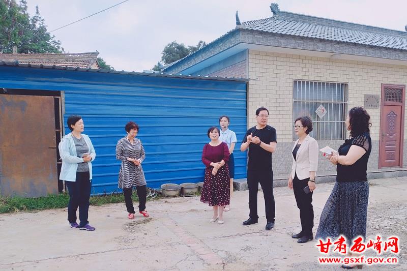 检查组听取工作汇报.jpg 检查组听取工作汇报.jpg