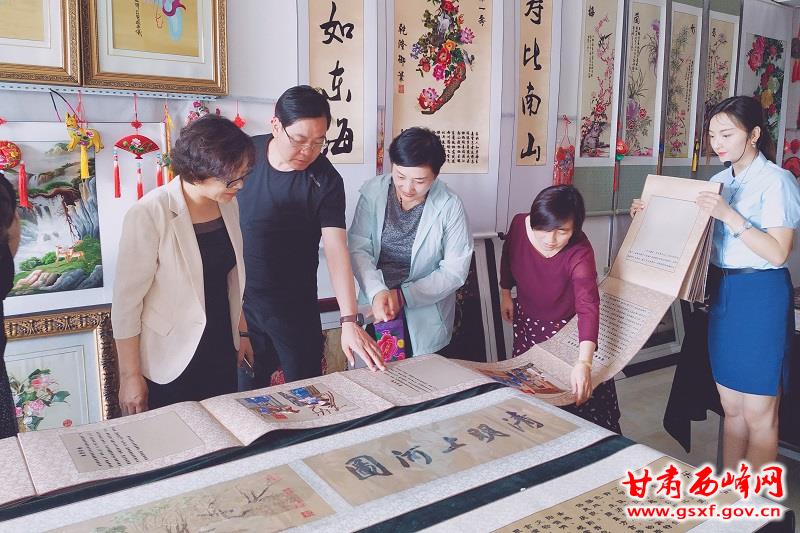 检查组参观香包刺绣精品展厅.jpg